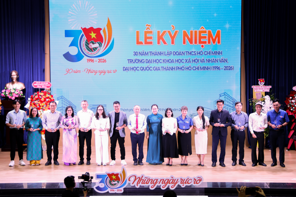 PGS.TS Lê Thị Ngọc Điệp và GS.TS Ngô Thị Phương Lan thay mặt Đoàn Trường trao tặng kỷ niệm chương đến cán bộ Đoàn qua các thời kỳ - Ảnh: ĐỨC ÂN