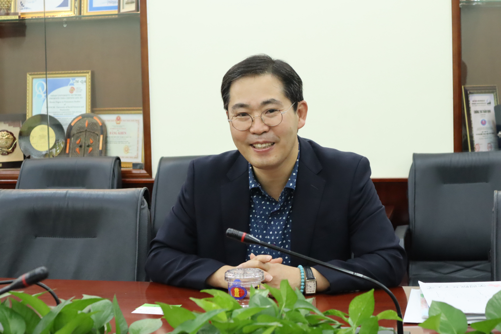 TS. Kyung Soo-Rha cho rằng sinh viên hai trường cần có sự kết nối sâu sắc về học thuật - Ảnh: Nhật Ánh