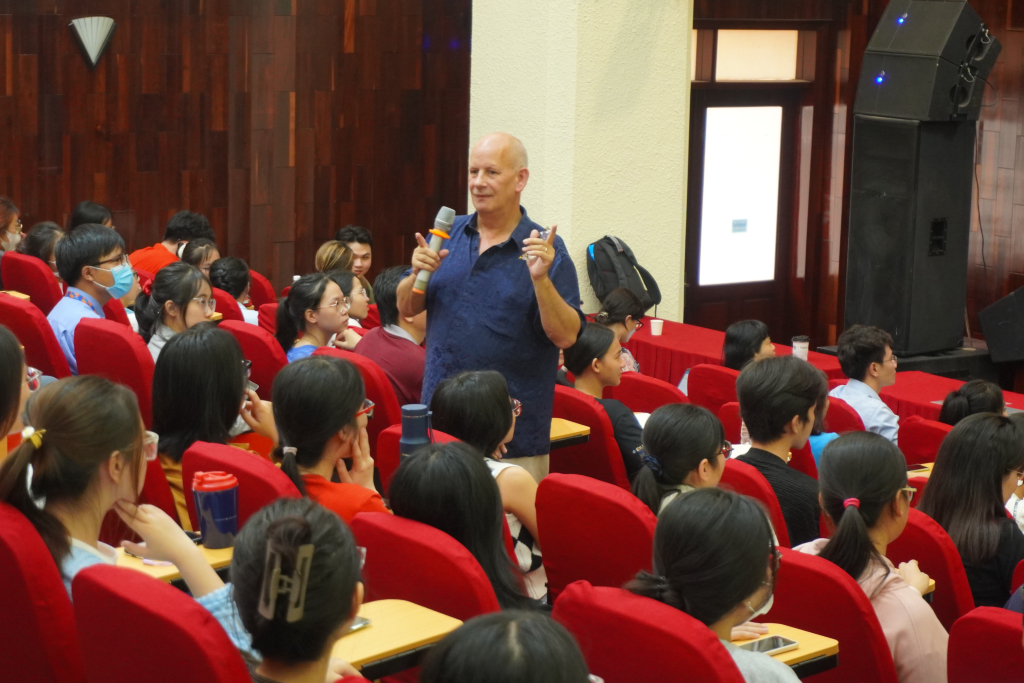 Hơn 200 sinh viên tham dự buổi sinh hoạt khoa học tại Hội trường Văn khoa - Ảnh: Ngọc Bích