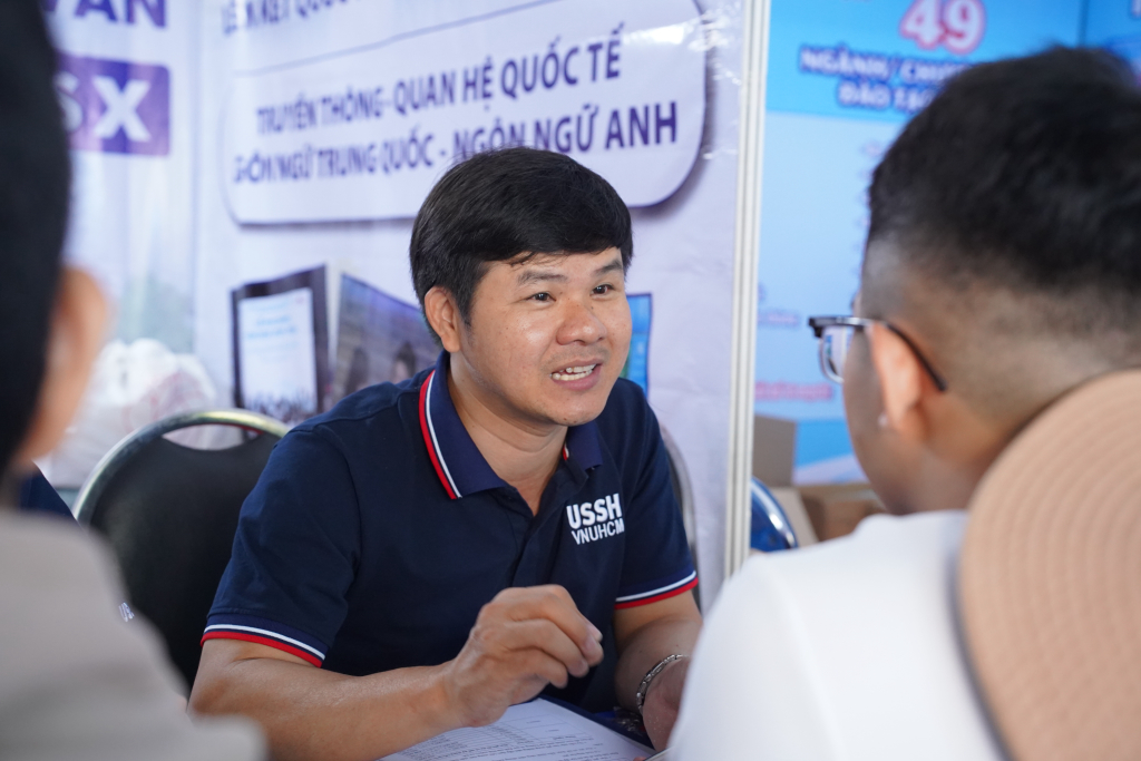 ThS. Đinh Văn Thạch lưu ý thí sinh cần tự đánh giá sức học của mình để chọn ngành tương thích với khả năng - Ảnh: QUỲNH NHƯ