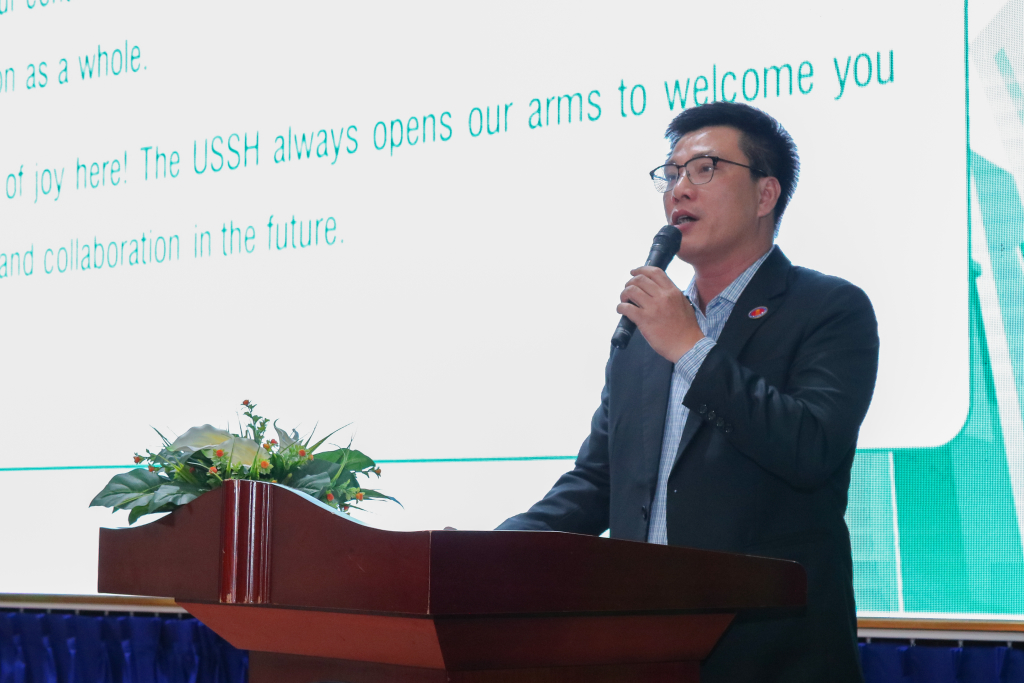 PGS.TS Lưu Văn Quyết nhấn mạnh vai trò của sinh viên ASEAN trong đề xuất giải pháp sáng tạo vì sự phát triển bền vững - Ảnh: TUẤN VỦ