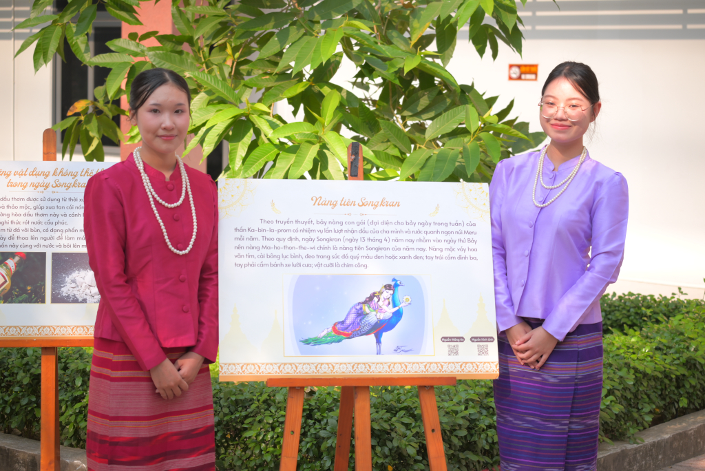 Sinh viên trong trang phục truyền thống Thái Lan giới thiệu về những nét văn hóa đặc trưng gắn với Tết cổ truyền Thái Lan - Ảnh: Ý NGUYỄN