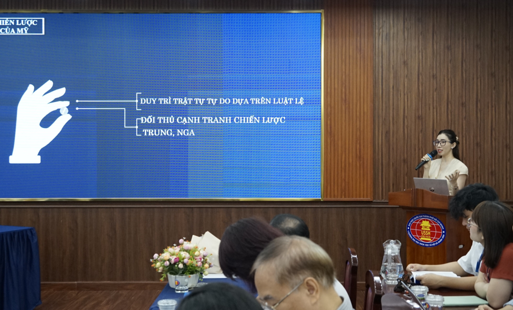 TS. Hoàng Huệ An báo cáo tham luận “Cạnh tranh Mỹ - Trung: Trọng tâm và xu thế” - Ảnh: Phạm Trí