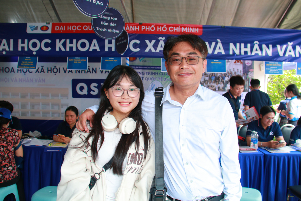 Em Chen Hiếu Hân, học sinh lớp 12B4, trường THPT Dĩ An, cùng phụ huynh đến nghe tư vấn về ngành Ngôn ngữ Trung của Trường ĐH KHXH&NV, ĐHQG-HCM - Ảnh: ĐỨC DƯƠNG
