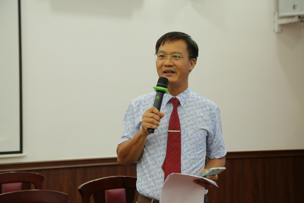 TS. Vủ Toản bày tỏ sự trân trọng với những nổ lực, cống hiến của các “bóng hồng” Nhân văn - Ảnh: QUỲNH NHƯ