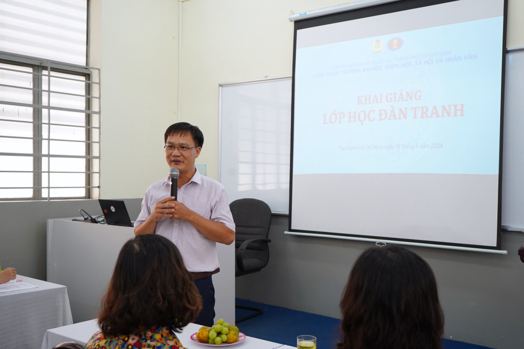 TS. Vũ Toản cho biết Nhà trường luôn quan tâm đến nhạc cụ dân tộc - Ảnh: Phạm Trí