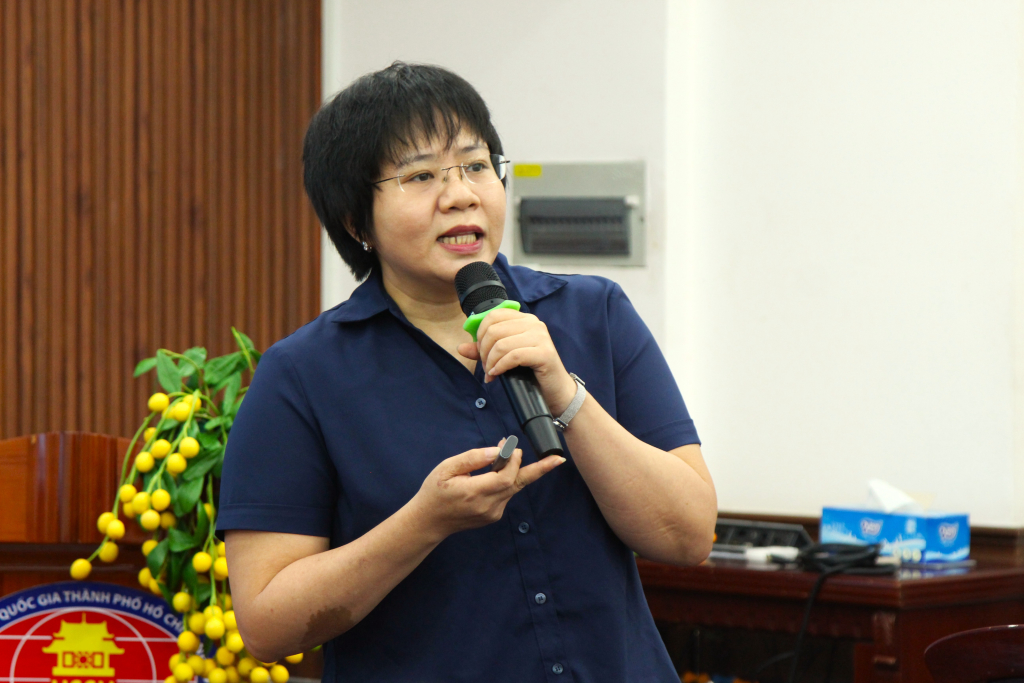 TS. Nguyễn Thị Thùy Liên trình bày nhiều chính sách hỗ trợ mới dành cho nghiên cứu sinh, học viên cao học và nhà khoa học trẻ - ẢNH: TUYẾT TRINH