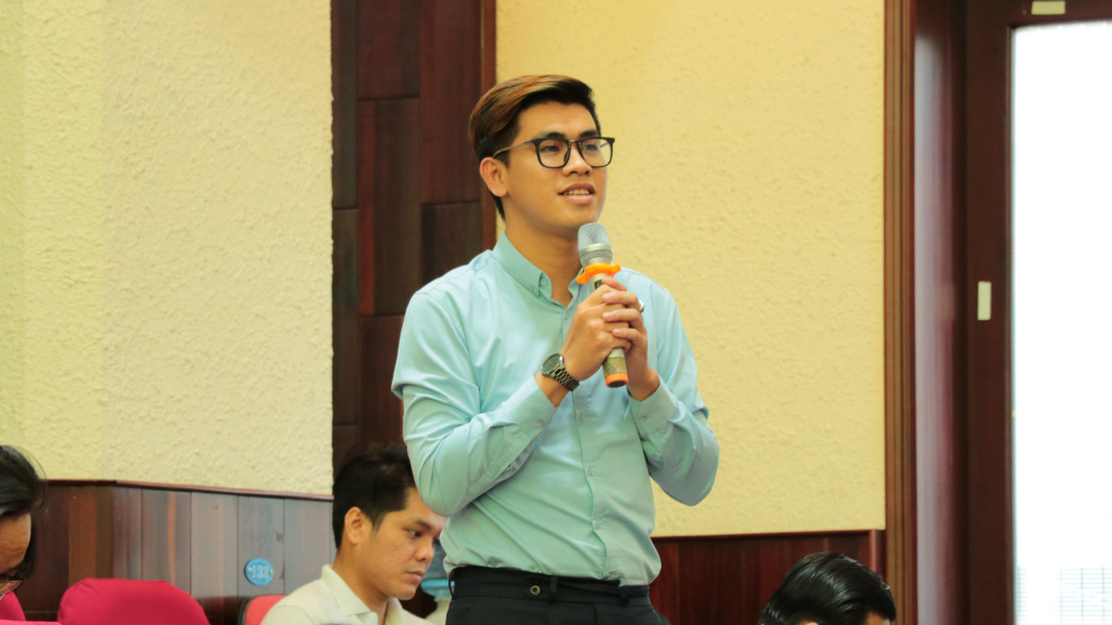 Trần Tuyên - Nghiên cứu viên Trung tâm Phát triển Nông thôn - Saemaul Undong trao đổi với báo cáo viên về công tác xây dựng, chỉnh đốn Đảng - Ảnh: Hoàng Phương