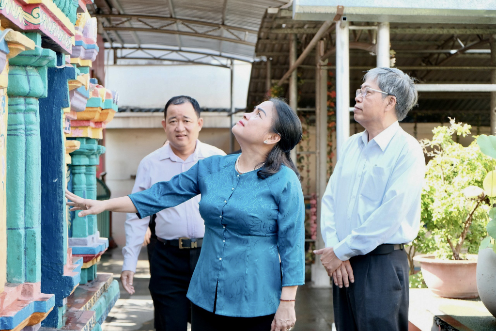 Đại diện Trường ĐH KHXH&NV tham quan Đền - Ảnh: Huyền Linh