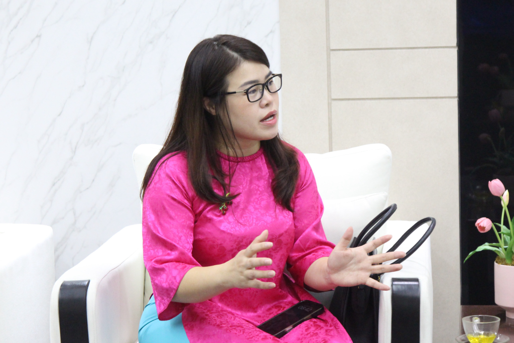 Bà Lý Kim Thy thảo luận về việc tổ chức các kỳ "Open Day" kết nối doanh nghiệp với sinh viên - Ảnh: NGUYỆT NGÂN