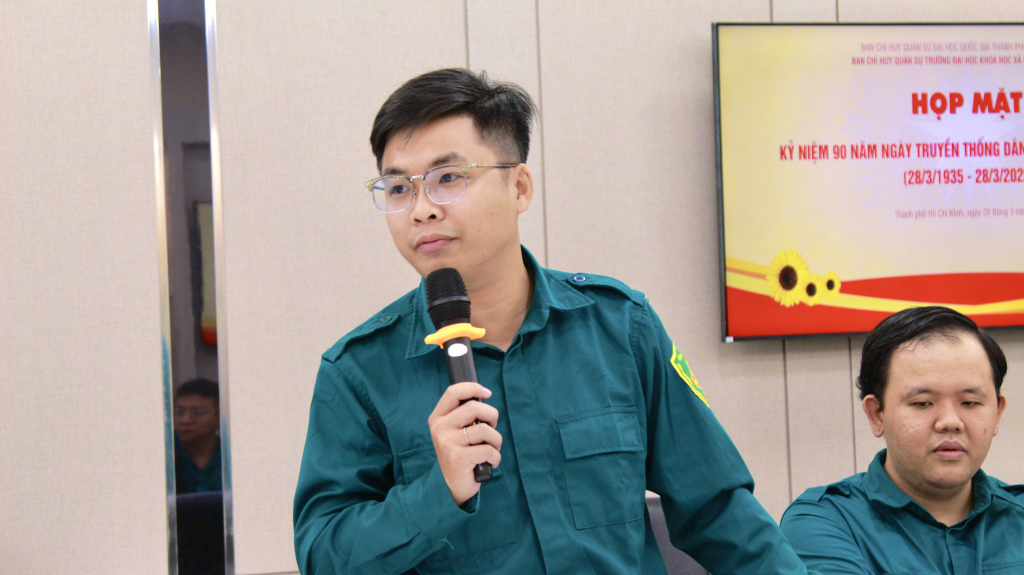Các chiến sĩ lực lượng tự vệ đóng góp ý kiến tại buổi họp mặt - Ảnh: HUY MAI