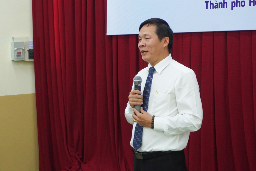 PGS.TS. Hồ Quốc Bằng chia sẻ những kinh nghiệm giúp cải thiện tiếng Anh - Ảnh: Ngọc Bích