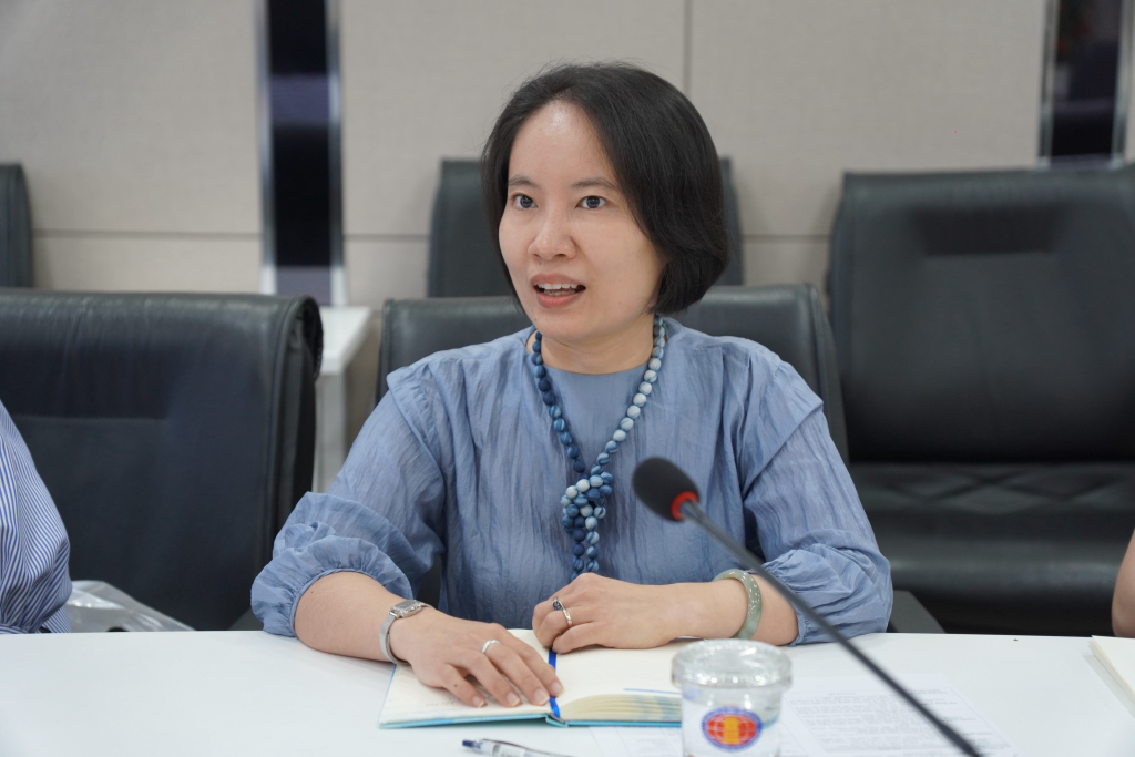 Th.S Đỗ Huyền Thanh chia sẻ kế hoạch tổ chức Hội thảo Quốc tế nhằm nâng cao năng lực chuyên môn cho Giảng viên ngành Ngôn ngữ Tây Ban Nha - Ảnh: KHÁNH BĂNG