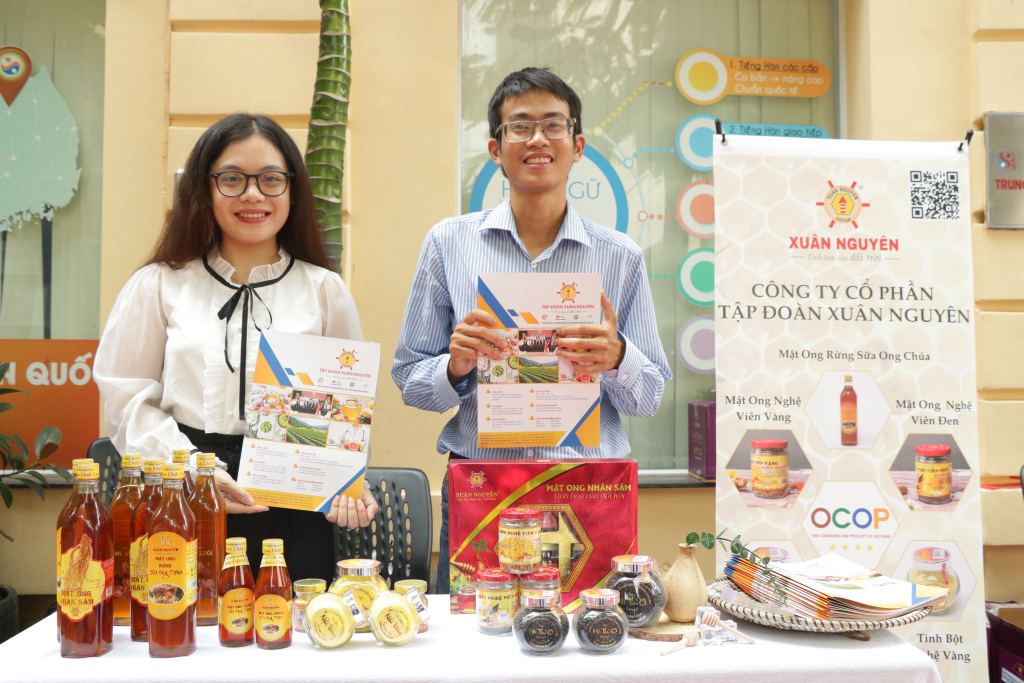 Các kệ trưng bày sản phẩm của hơn 10 doanh nghiệp tại không gian OCOP Nhân văn  - Ảnh: Lý Nguyên 