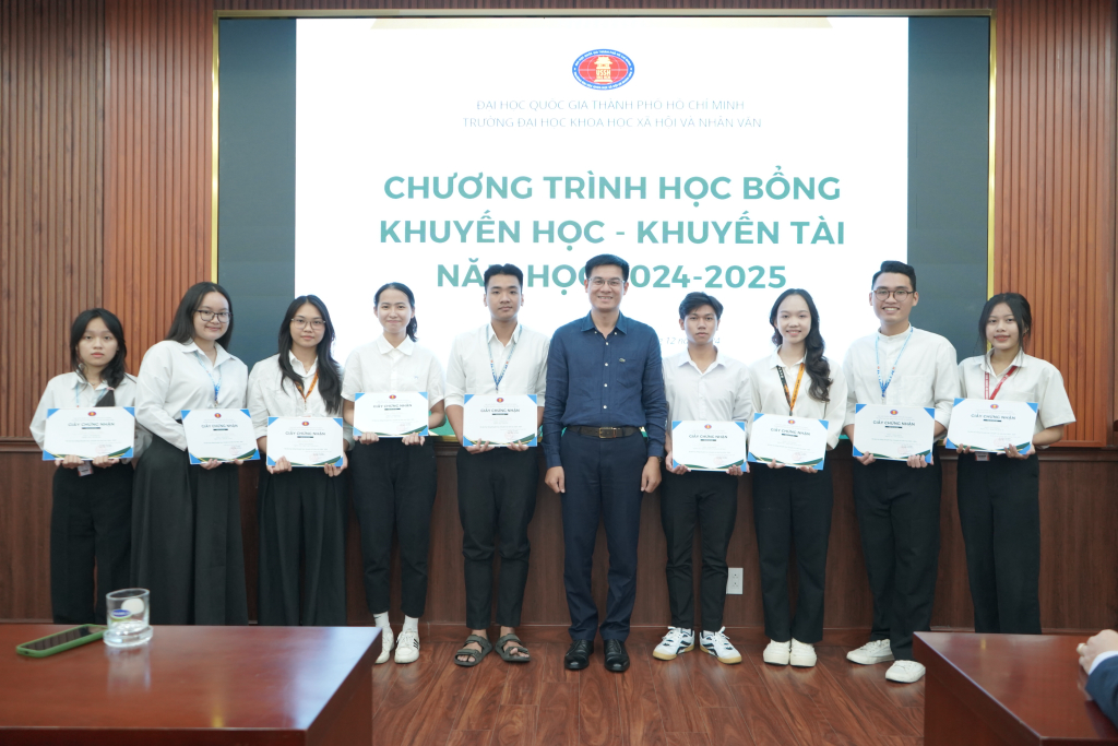 TS. Lê Hoàng Dũng và ThS. Trần Nam trao học bổng cho các bạn sinh viên - Ảnh: Phạm Trí