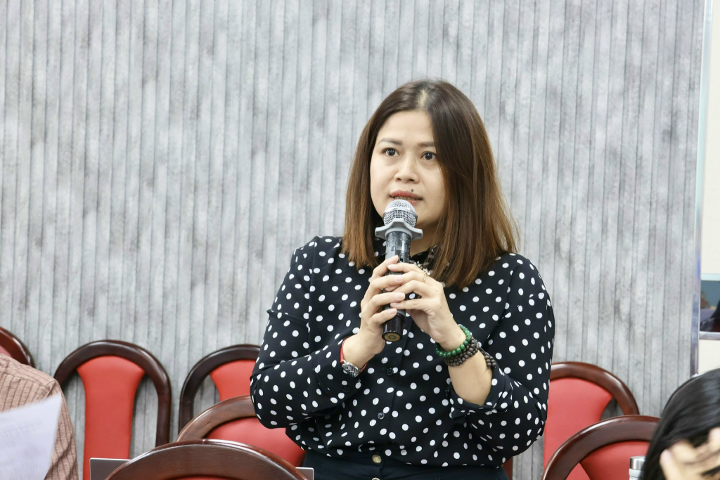Các lãnh đạo, giảng viên và nghiên cứu sinh tham dự buổi tọa đàm đóng góp ý kiến - ẢNH: NHẬT VY