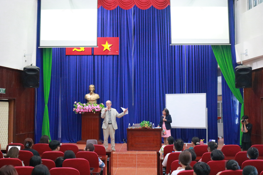 Mike Adcock trò chuyện cùng khán giả trong buổi giao lưu về bảo tồn và giữ gìn âm nhạc truyền thống - Ảnh: Phạm Trí