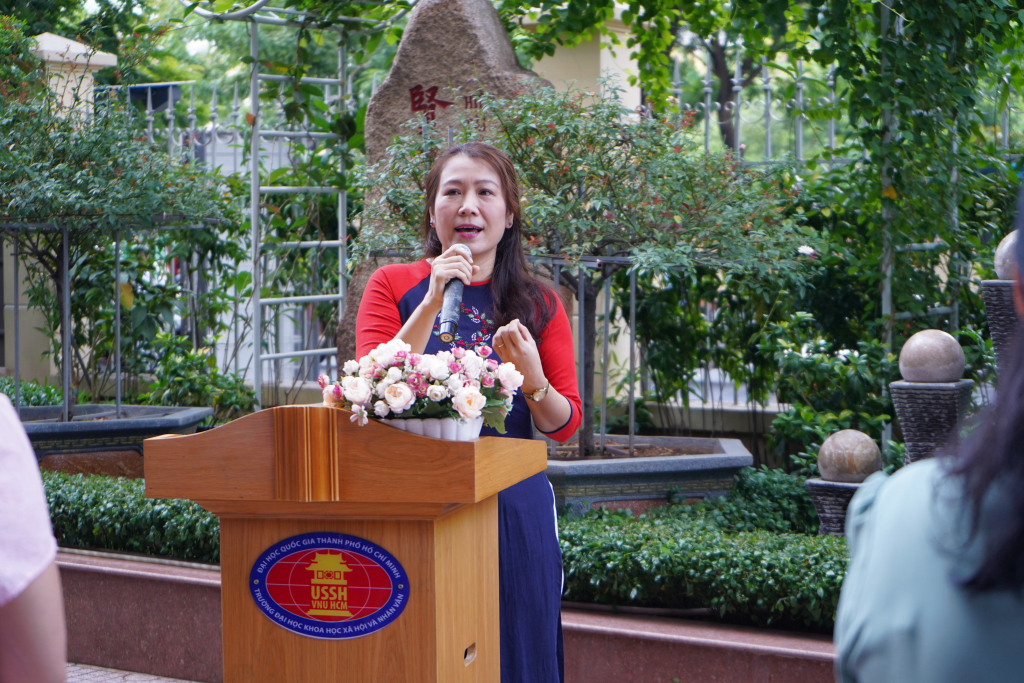 TS. La Mai Thi Gia trình bày những hoạt động của khoa Văn học trong việc sưu tầm, nghiên cứu văn học dân gian trong 25 năm qua - Ảnh: Phạm Trí