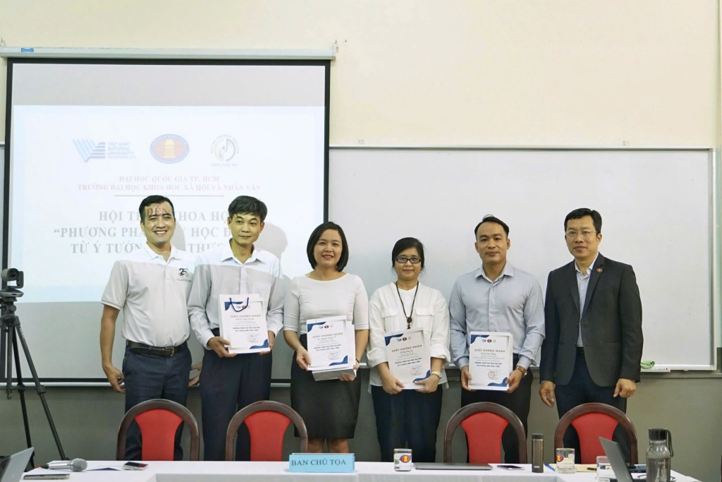 TS. Lê Hoàng Dũng và PGS.TS. Dương Minh Quang trao thư cảm ơn đến các báo cáo viên - Ảnh: Thiên Phúc