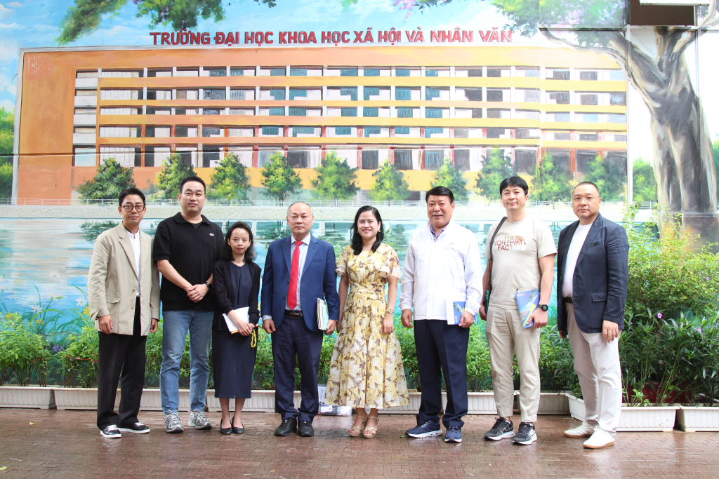 Đại diện hai bên chụp ảnh lưu niệm sau buổi làm việc - Ảnh: MINH THƯ