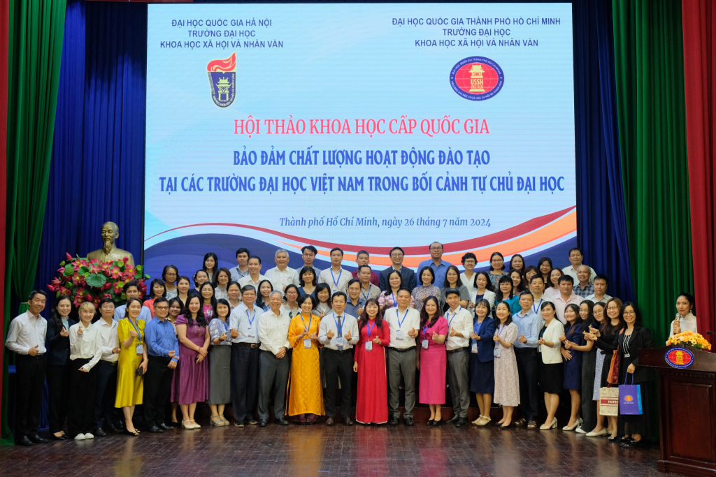 Ban Tổ chức và người tham gia chụp ảnh kỷ niệm sau hội thảo - Ảnh: Huyền Linh