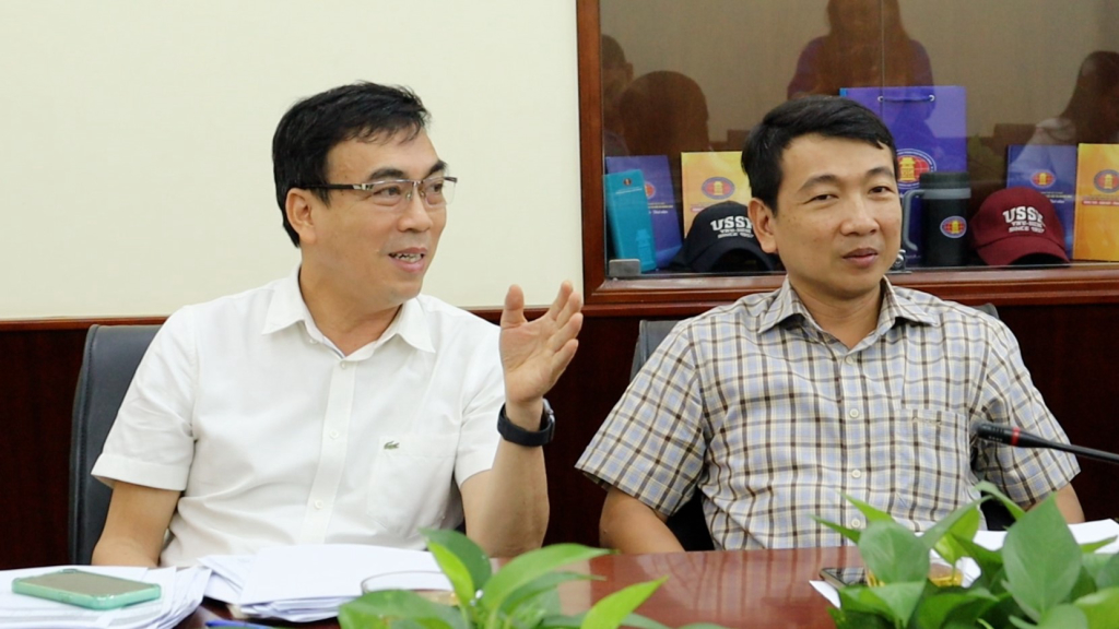 TS. Phạm Tấn Hạ (bên trái) đề xuất phương án quản lý nhân sự - Ảnh: Nhật Ánh