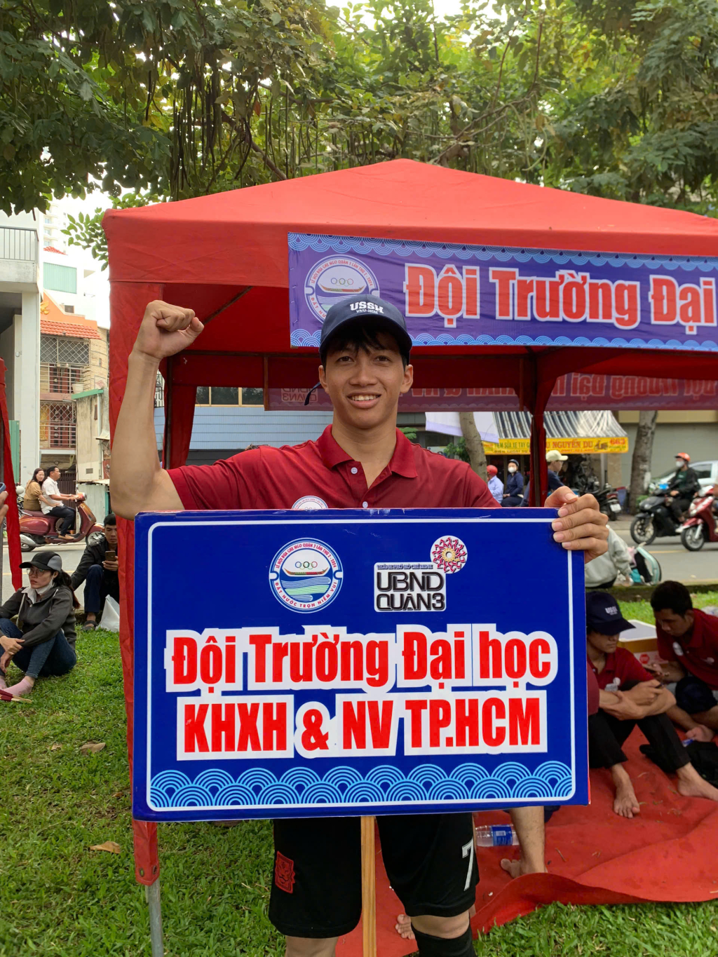Sinh viên Lý Xia tự hào là thành viên đại diện trường dự thi môn thể thao đặc sắc của quê hương - Ảnh: NVCC