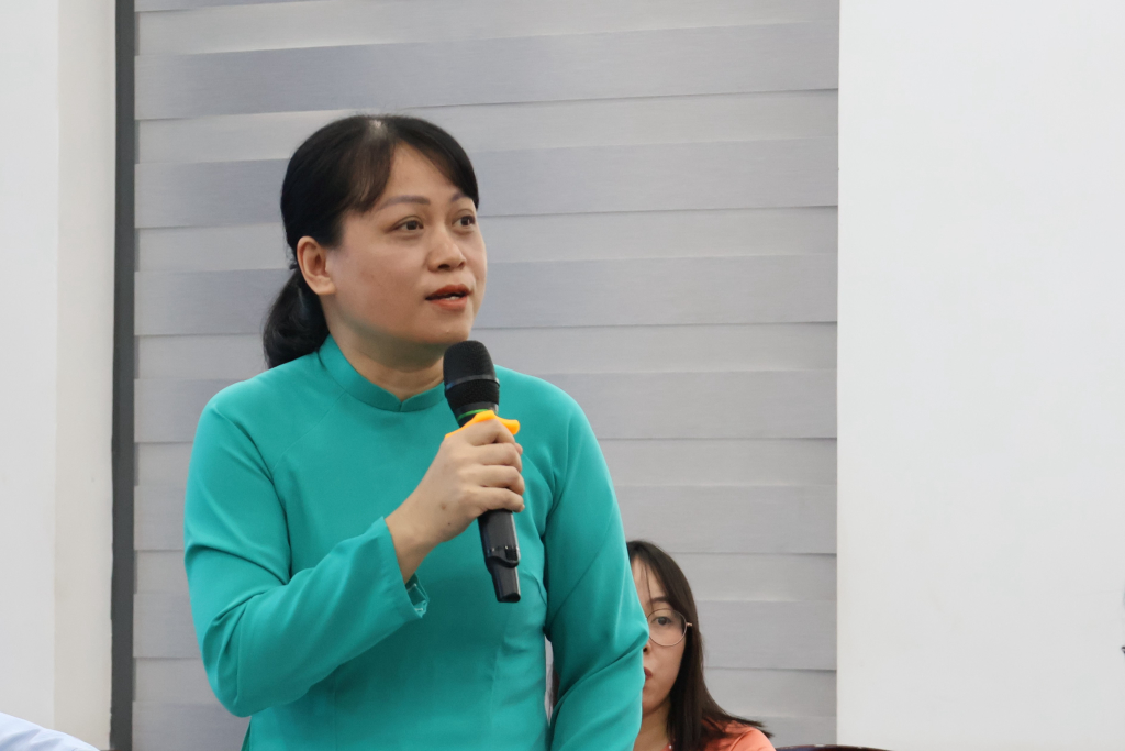 TS. Triệu Thanh Lê tổng kết phần tham luận và chủ trì phần thảo luận về các báo cáo - Ảnh: QUỲNH NHƯ