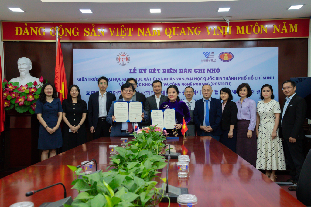 Đại diện hai đơn vị ký kết biên bản ghi nhớ - Ảnh: Lý Nguyên