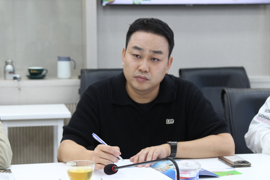 Ông Kang Hyun Sik nhấn mạnh sự hợp tác giữa quận Saha và Nhà trường sẽ là cầu nối để thế hệ trẻ hai nước hiểu nhau hơn và cùng phát triển trong tương lai - Ảnh: MINH THƯ