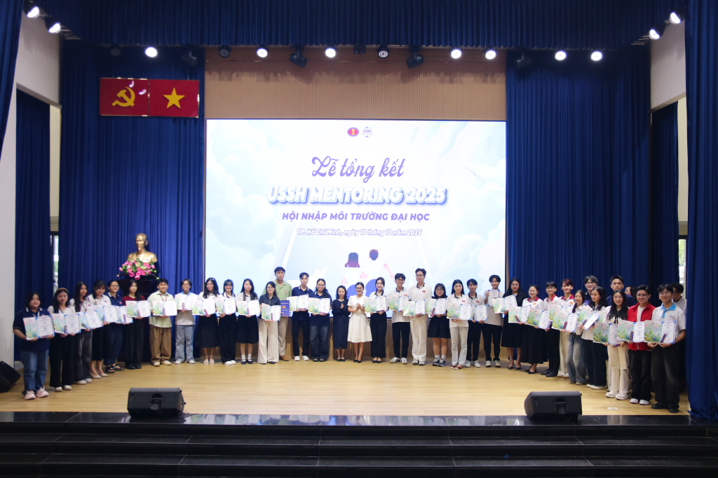 Ban Tổ chức tuyên dương 89 điều phối viên và 95 mentor tiêu biểu vì những đóng góp tích cực trong chương trình USSH Mentoring 2025 - Ảnh: MINH PHƯƠNG