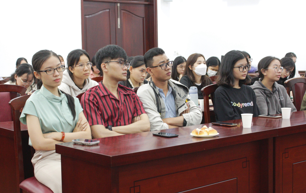 Sinh viên khoa Ngôn ngữ học chăm chú lắng nghe phần tham luận - Ảnh: Nhật Ánh