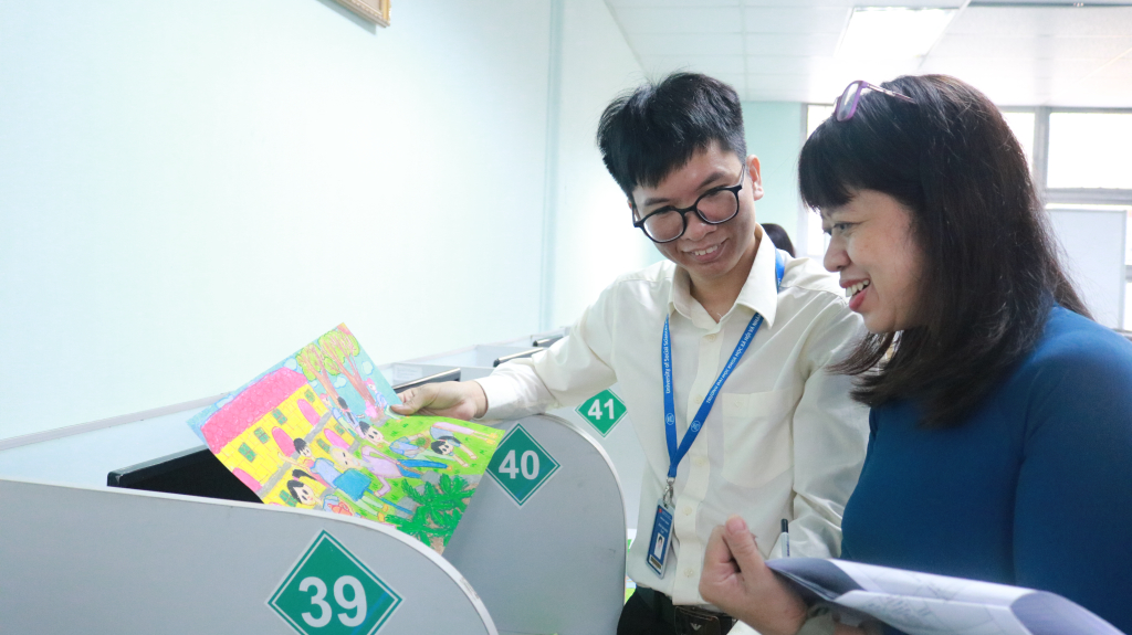 PGS.TS.Nguyễn Thị Phương Trang (phải) tiến hành chấm điểm các tranh minh họa - Ảnh: Thiên Phúc