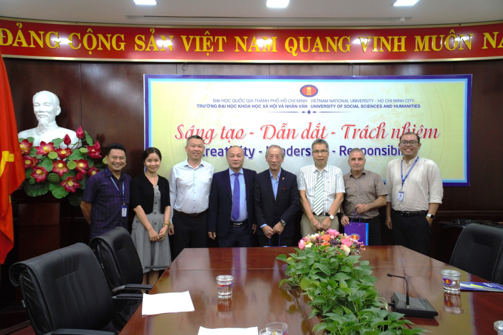 Đại diện hai bên chụp hình kỉ niệm - Ảnh: Chiêu Dương 