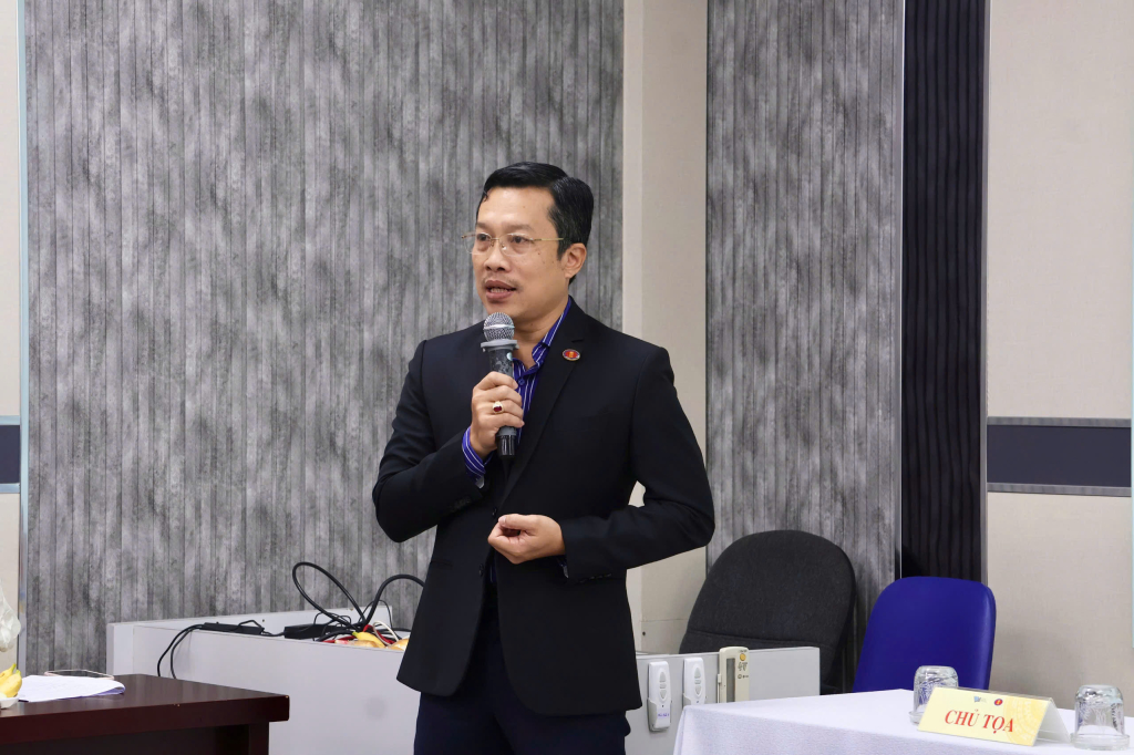 TS. Lê Hoàng Dũng phát biểu trình bày quan điểm về tầm quan trọng của chuyển đổi số trong giáo dục sau đại học - Ảnh: NHẬT VY