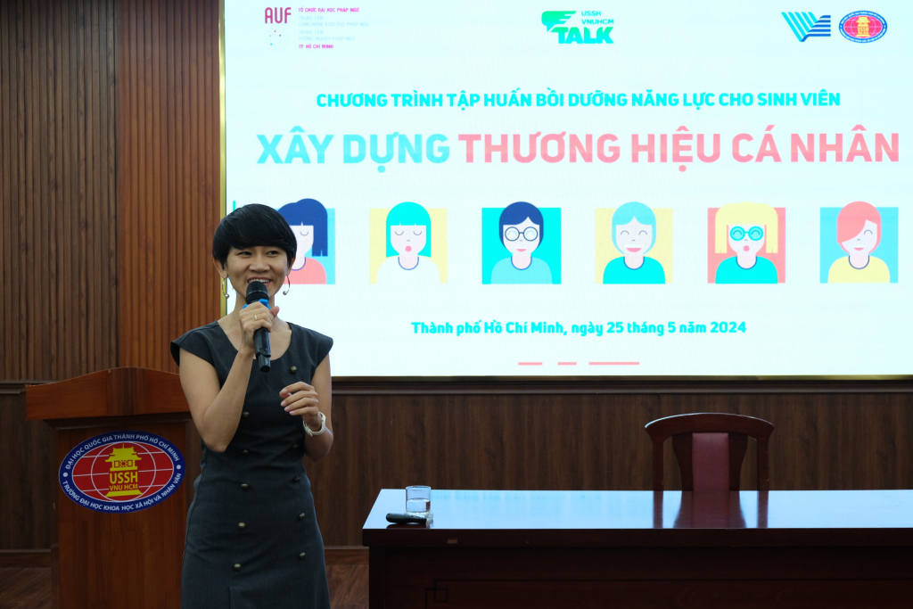 Theo cô Huyền Anh, thương hiệu cá nhân không chỉ là những giá trị và sự khác biệt mà mỗi người tạo ra cho bản thân mình, mà còn là cách những giá trị này được cộng đồng nhìn nhận và đánh giá - Ảnh: Hương Mỹ