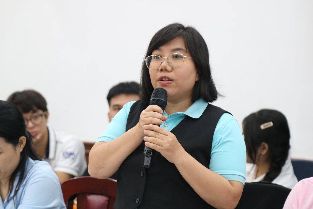 Bà Cao Thị Cẩm Tú, founder Công ty Phong Cách Việt Groups, làm rõ vấn đề liên kết giữa các doanh nghiệp và giải quyết rủi ro trong thay đổi pháp lý - Ảnh: TUYẾT TRINH