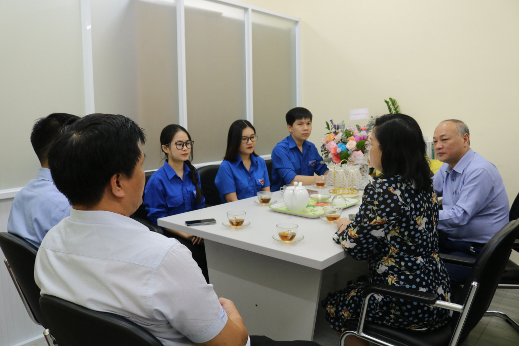 Đại diện Ban giám hiệu tuyên dương Ban Chấp hành Đoàn thanh niên với những thành tựu trong nhiệm kỳ - Ảnh: Quỳnh Mai