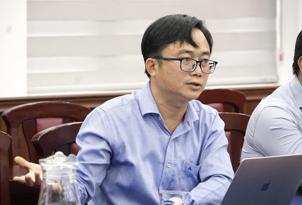 Với thế mạnh về mảng kinh tế, PGS.TS Đỗ Phú Trần Tình - Trường Đại học Kinh tế Luật - chia sẻ kinh nghiệm viết nghiên cứu quốc tế tới NCS - Ảnh: Thuỳ Trang