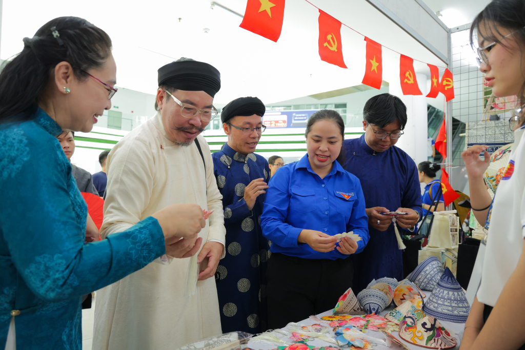 Nghệ nhân giới thiệu kỹ thuật may, đặc tính vải truyền thống và “giải mã” chiều sâu di sản Việt phục - Ảnh: TUYẾT TRINH