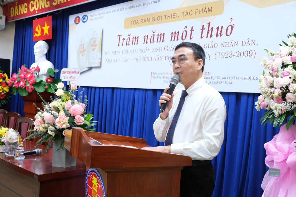 TS. Phạm Tấn Hạ bày tỏ sự tri ân cho những đóng góp của GS Lê Đình Kỵ - Ảnh: Hương Mỹ 