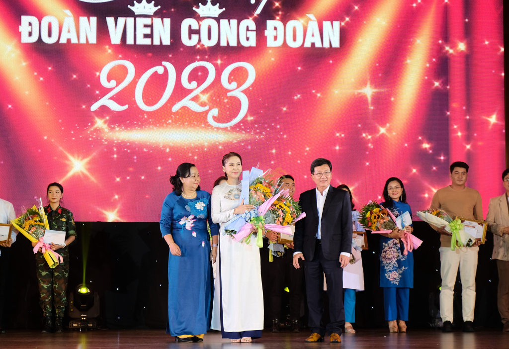 Công đoàn Nhà trường đạt giải Nhì chung cuộc và giải Ứng xử hay nhất - Ảnh: Huyền Linh