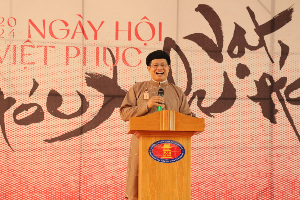 TS. Phan Thanh Hải hạnh phúc khi thấy nhiều bạn trẻ quan tâm văn hoá cổ truyền - Ảnh: Nhật Ánh