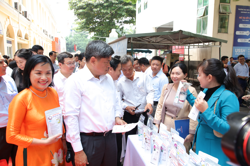 Thứ trưởng Bộ NN&PTNT Trần Thanh Nam cùng PGS.TS Ngô Thị Phương Lan tham quan các gian hàng - Ảnh: Lý Nguyên 
