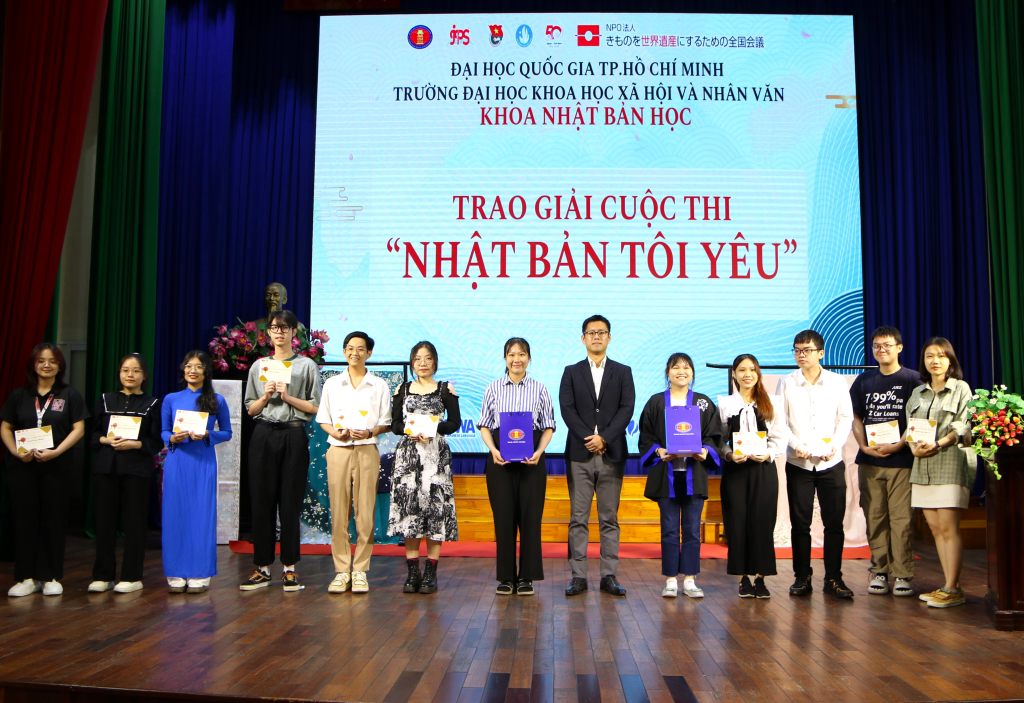 Ông Shiraishi Hideyuki trao giải thưởng cho cuộc thi Nhật Bản tôi yêu 