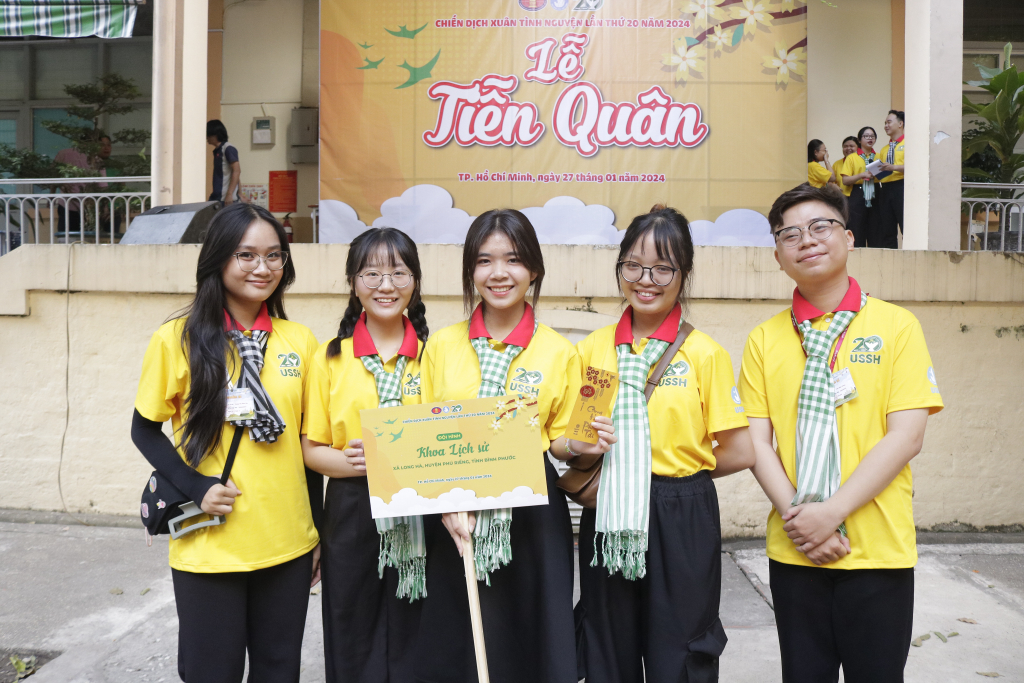 Đội hình Khoa Lịch sử - Ảnh: Phương Khanh 