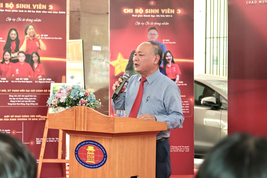 TS. Phan Thanh Định phát biểu về ý nghĩa quan trọng của buổi triển lãm đối với các hoạt động hướng đến Đại hội đại biểu Đảng bộ lần XVIII nhiệm kỳ 2025-2030 - Ảnh: THANH HẢI