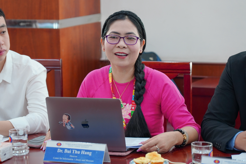 TS. Bùi Thu Hằng bày tỏ mong muốn Viện Harvard-Yenching sẽ tiếp tục hỗ trợ chia sẻ các cơ sở dữ liệu số, phục vụ định hướng nghiên cứu về "Nhân văn số" mà Nhà trường đang theo đuổi - Ảnh: ĐÌNH VINH