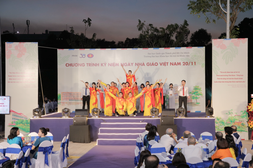 Tiết mục ca múa “Linh thiêng Việt Nam” của khoa Việt Nam học được đầu tư rất chỉn chu - Ảnh: Lý Nguyên