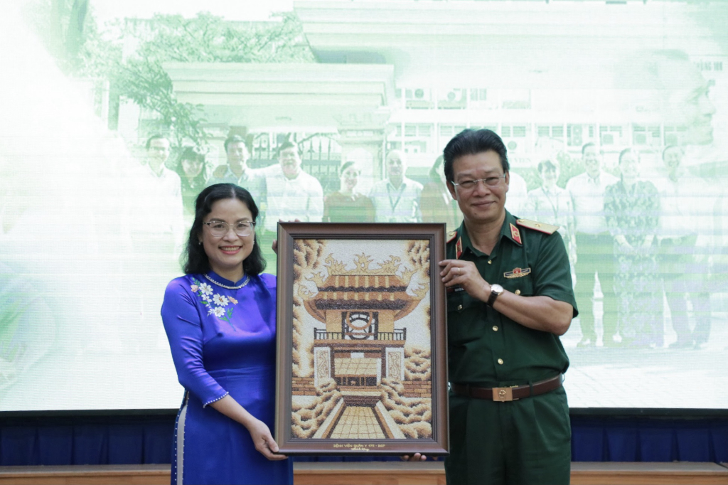 PGS.TS Ngô Thị Phương Lan nhận món quà lưu niệm của Bệnh viện Quân khu 175 - Ảnh: Lý Nguyên